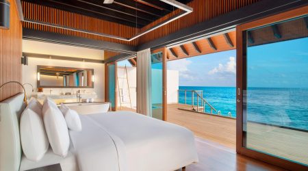 mlewi-overwatersuite-bedroom-4109-hor-clsc